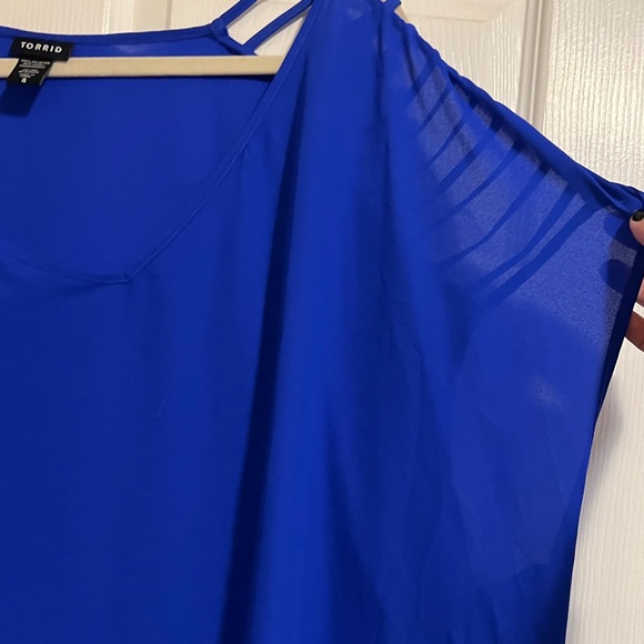 Deep blue top with shoulder slits. Chiffon type material - Picture 5 of 6